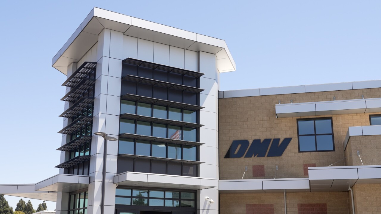 DMVの看板が掲げられたカリフォルニアのDMVオフィスの外観
