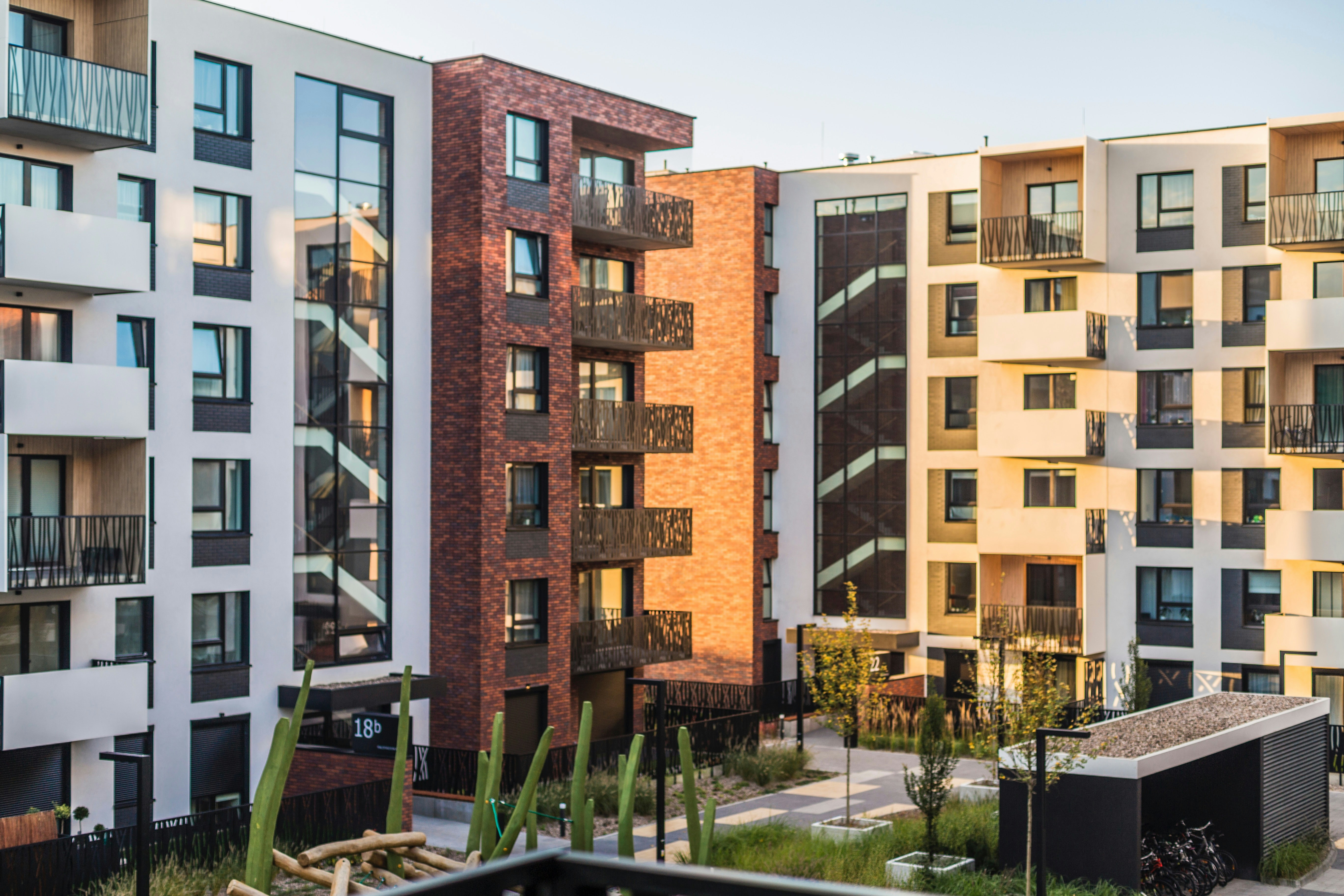 バルコニーのある近代的なマンション群、カリフォルニアでの居住を表すイメージ