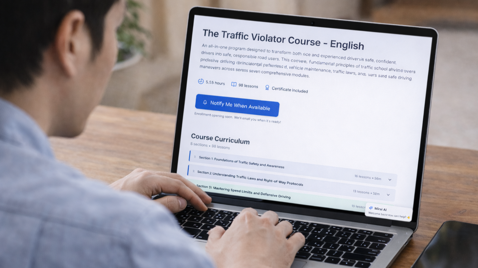 「The Traffic Violator Course」という英語のオンライン交通学校の講座ページとカリキュラムを表示するノートパソコン画面